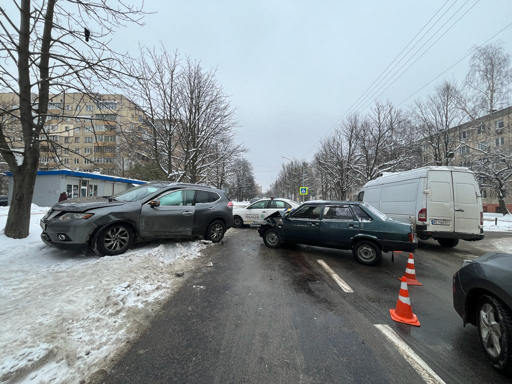 У Львові в ДТП травмувалися водій і пасажирка "дев'яносто дев'ятої"