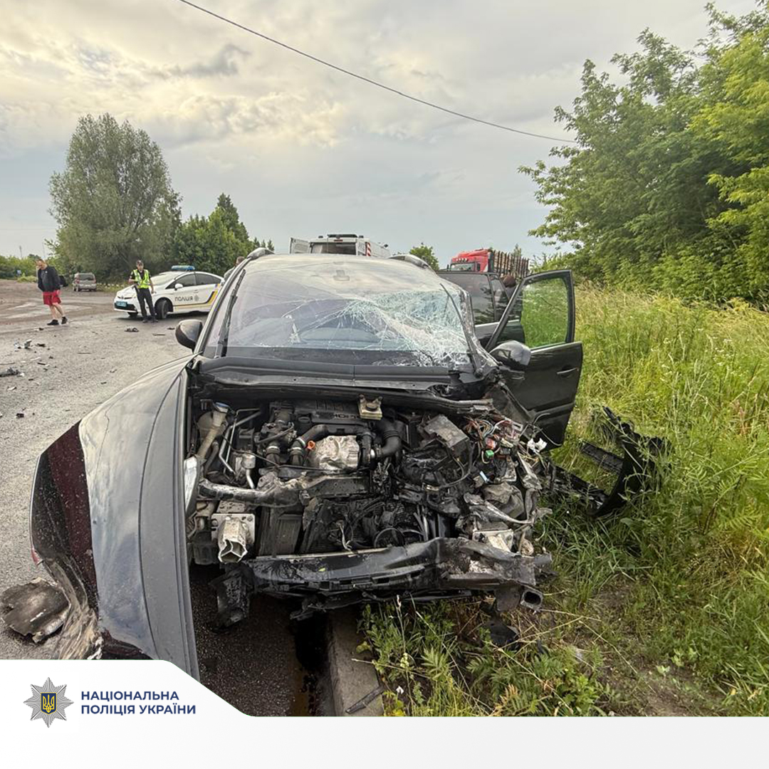Легковик протаранив вантажівку: відомі деталі автотрощі на Львівщині (фото)