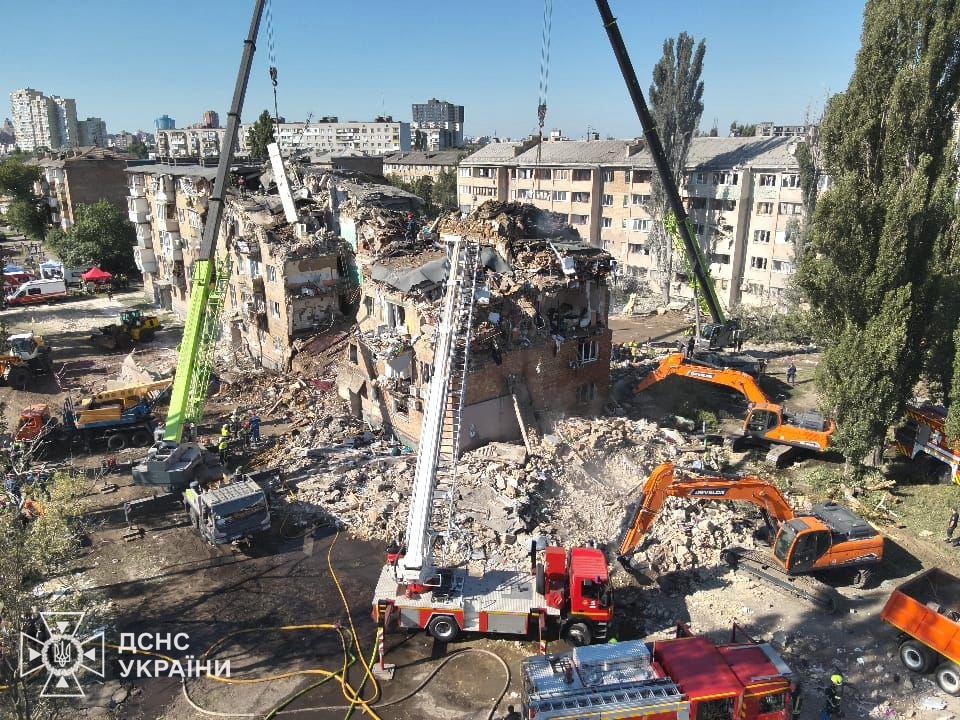 У Києві кількість загиблих внаслідок удару РФ знову збільшилася (фото)