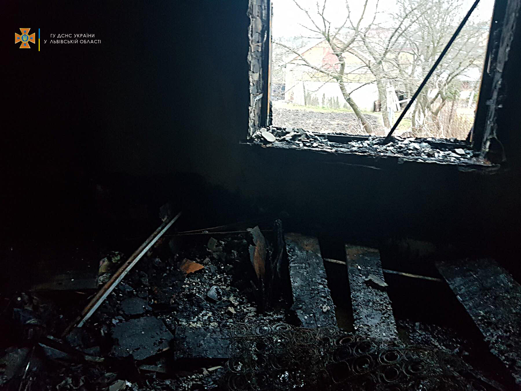 Пожежа під Львовом: чоловіка уже без свідомості винесли з палаючої хати