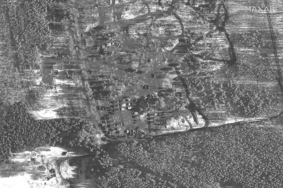 Супутникові знімки зафіксували нові розгортання військ на кордоні з Україною