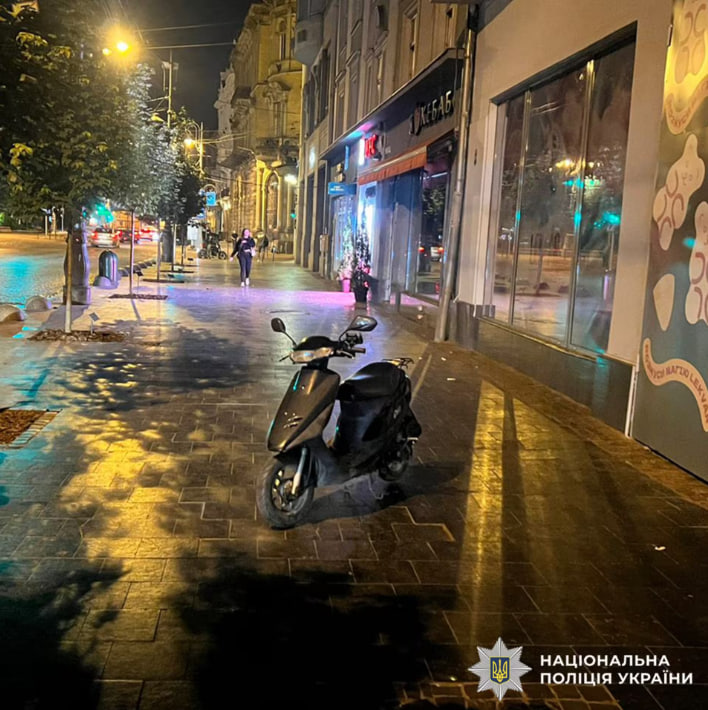 У центрі Львова скутерист збив літню жінку на тротуарі