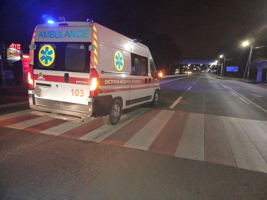 На Львівщині автомобіль «швидкої» збив двох пішоходів