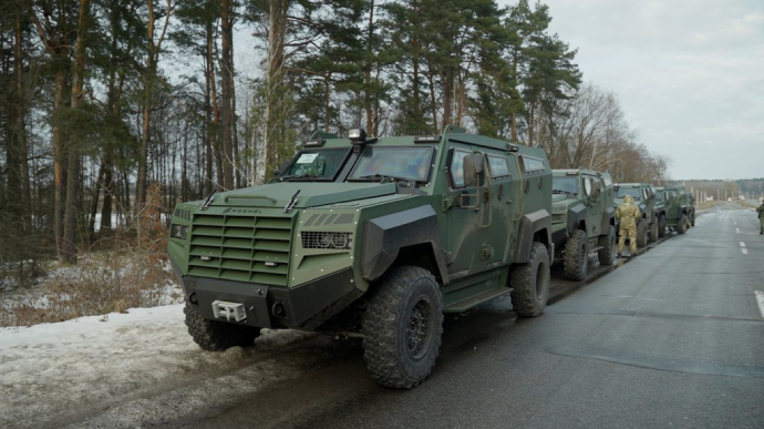 Прикордонники отримали сотню броньованих авто від Канади