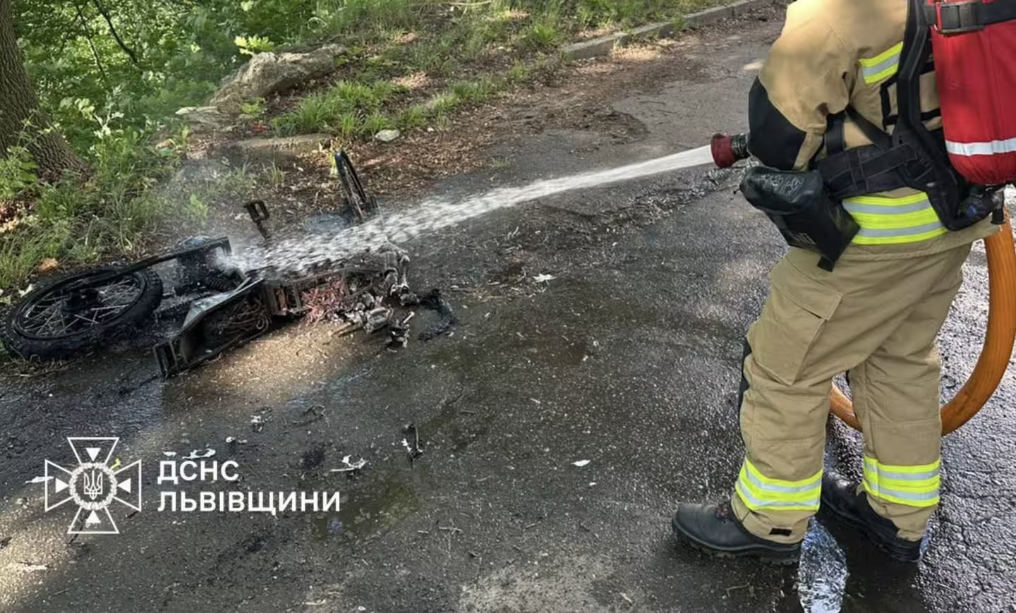 У Львові посеред вулиці сталася пожежа: фото з місця