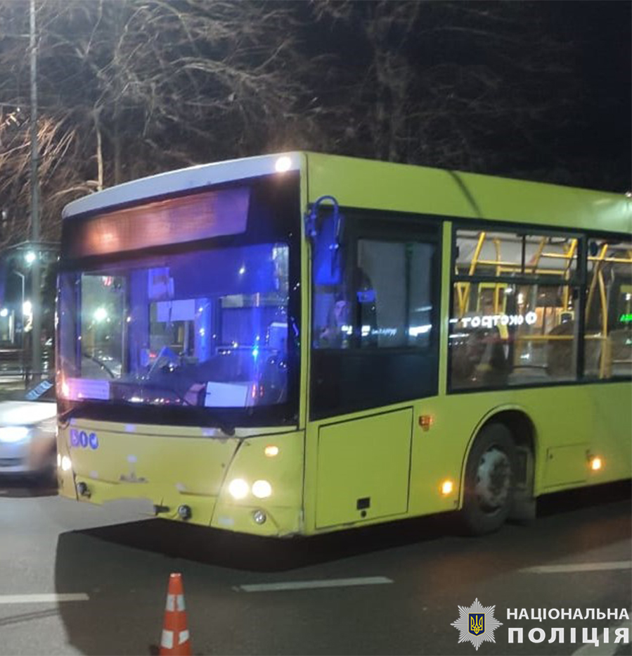 У Львові зіштовхнулися авто та громадський автобус: травмована пасажирка