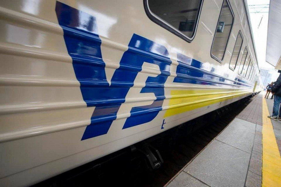 «Укрзалізниця» оприлюднила список потягів, які затрималися через знеструмлення