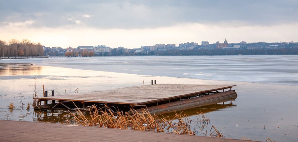 У Тернополі з водойми дістали тіло жінки