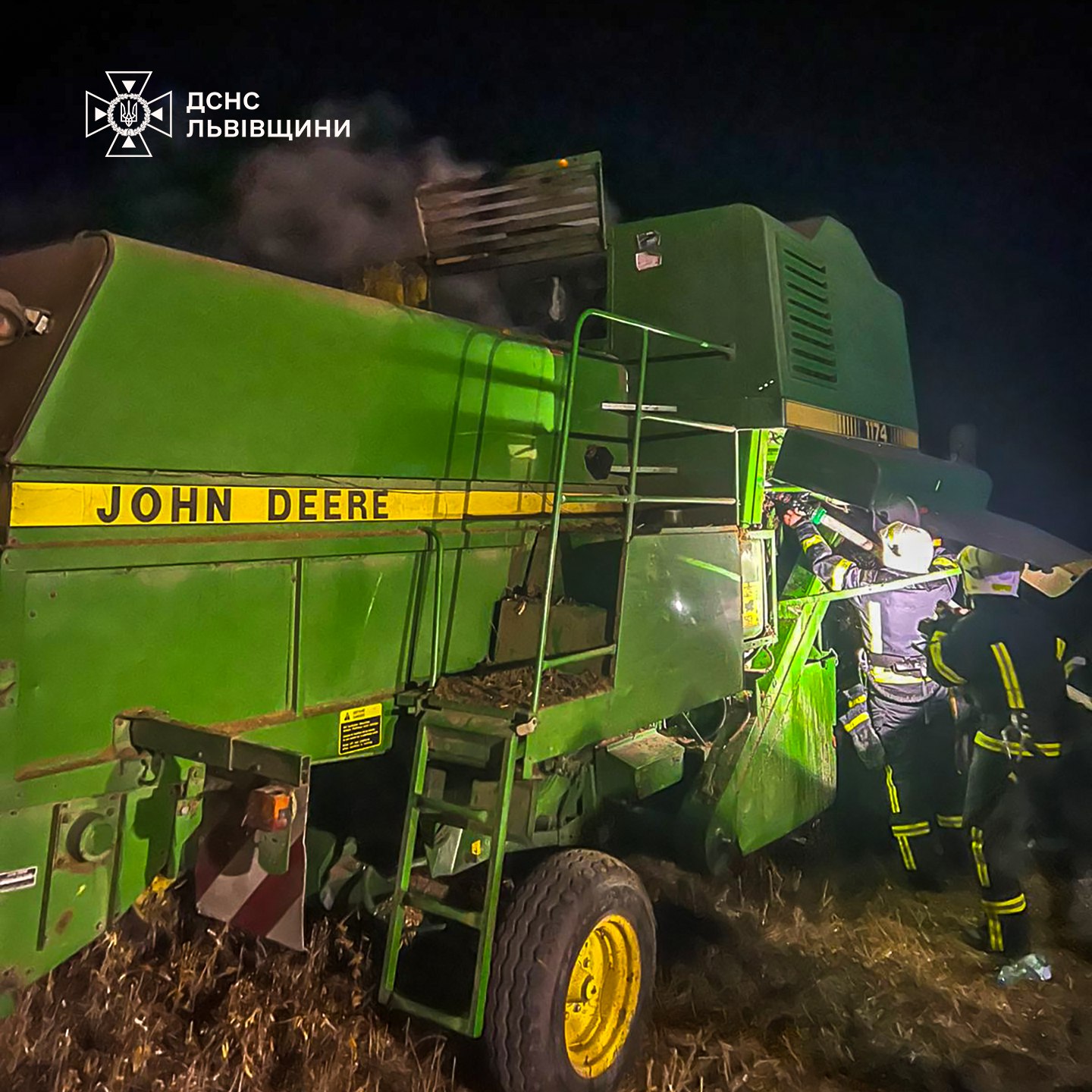 На Львівщині загорівся комбайн під час збору врожаю
