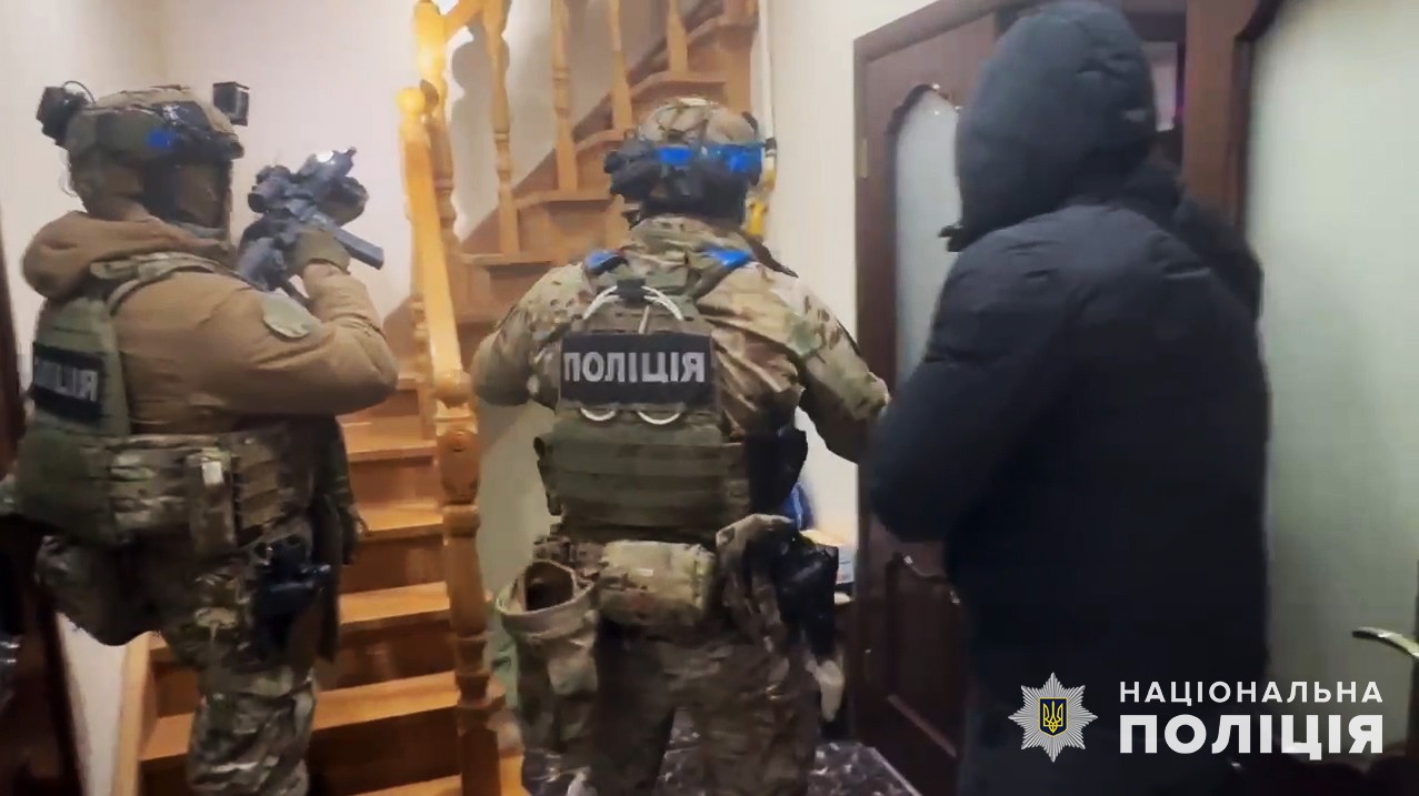 Перевипускали картки і привласнювали кошти клієнтів: на Львівщині судитимуть групу банкірів (фото)