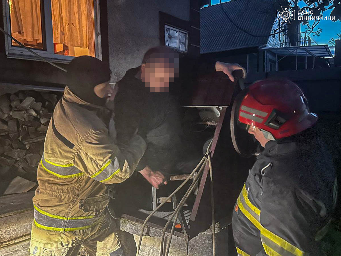 На Вінниччині чоловік дивом вижив після падіння у криницю