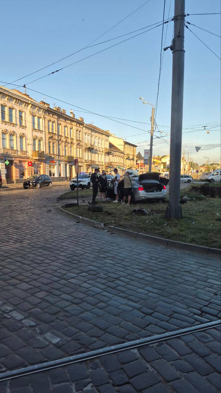 Вранці у Львові поблизу залізничного вокзалу сталася автотроща: перше фото