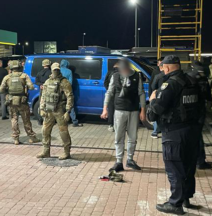 Біля Львова викрали чоловіка, щоб вибити з нього неіснуючий борг