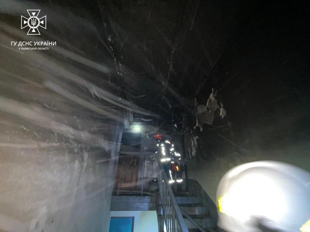На Львівщині під час пожежі заледве не загинули три жінки і три дитини