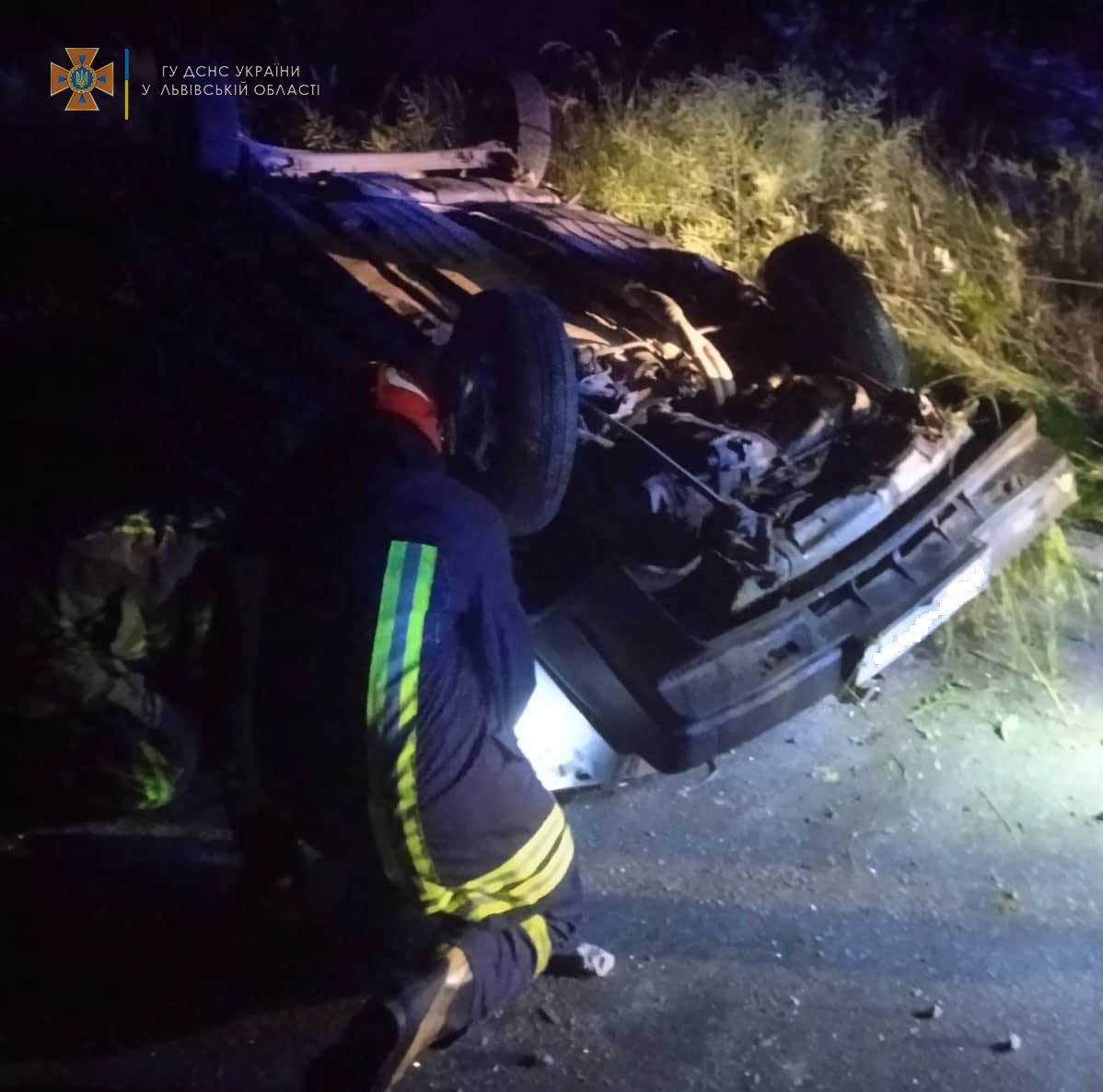 Біля Львова 21-річний водій в’їхав у електричний стовп і загинув