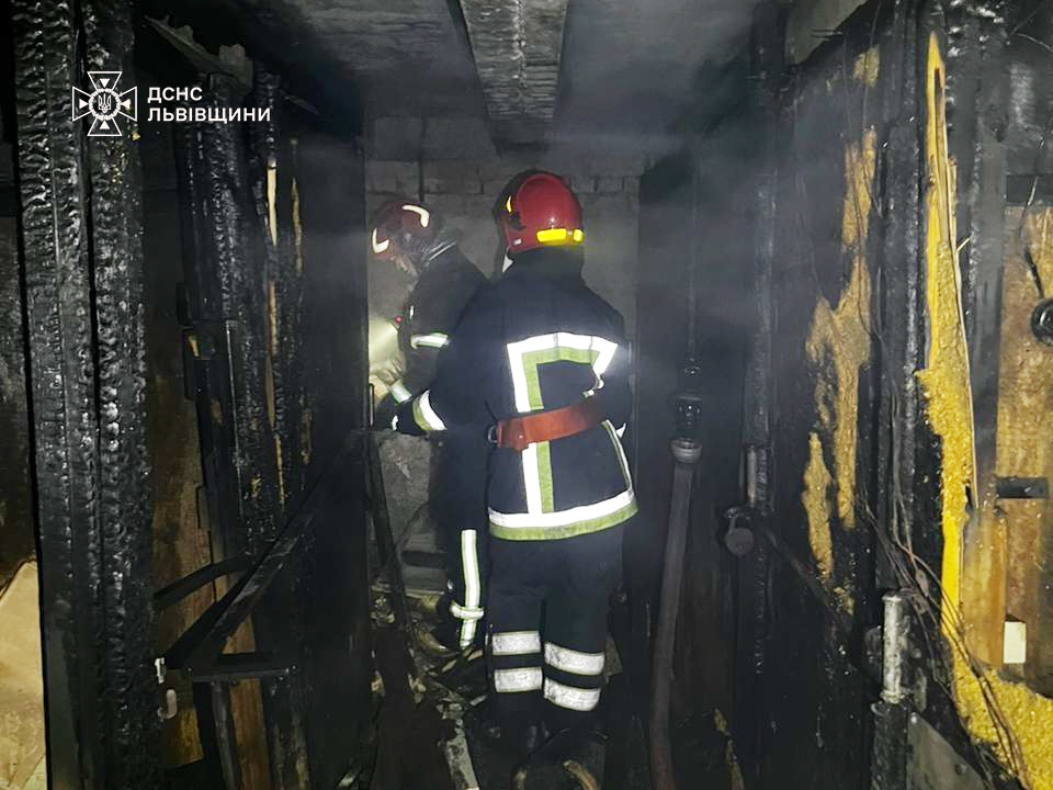 У Львові загорівся п'ятиповерховий будинок. Мешканці потрапили у "пастку"
