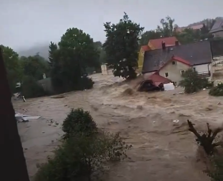 Через повінь у Польщі прорвало дамбу, місто фактично пішло під воду