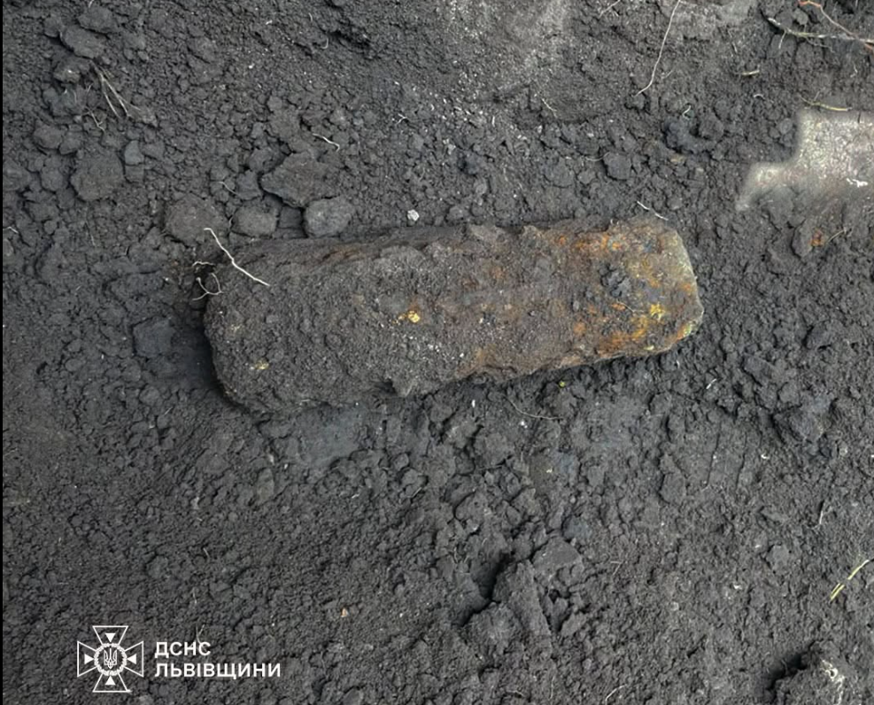 Небезпека на городі: під Львовом знайшли 80-річний снаряд біля хати