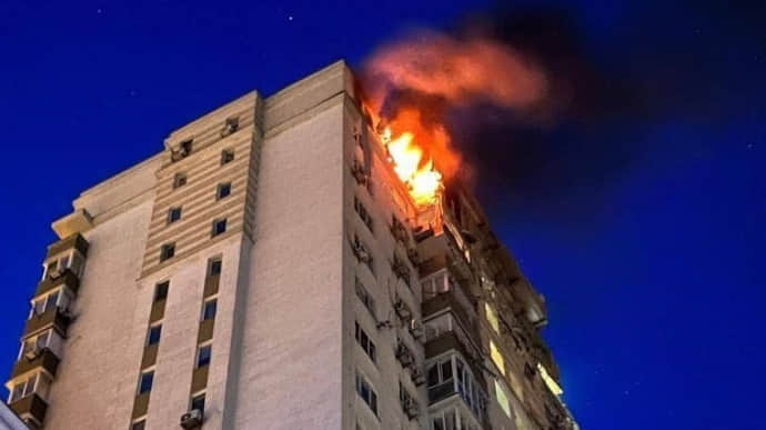 Росія атакувала Київ. Уламки влучили у багатоповерхівку, загинула людина