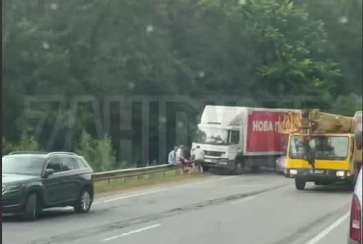 На об’їзній Львова вантажівка «Нової пошти» потрапила у ДТП: відео