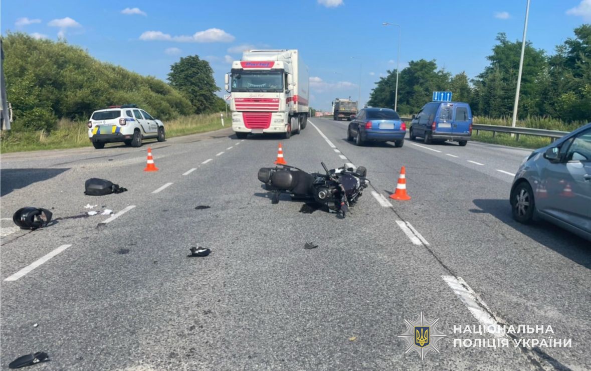 Аварія на Львівщині: водій легковика та мотоцикліст у лікарні (фото)