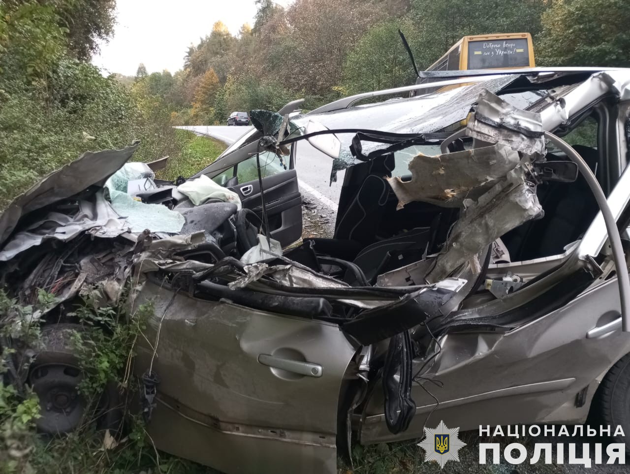 На Львівщині зіштовхнулися легковик та автобус. У ДТП травмувалися четверо людей