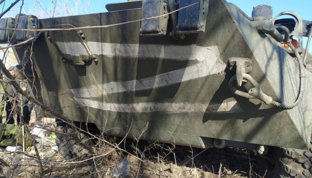 Українські солдати захопили ворожий БТР з краденими ноутбуками та грошима