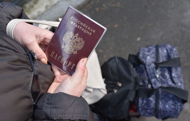 Обшукують і залякують. Як проходить «паспортизація» на окупованих територіях