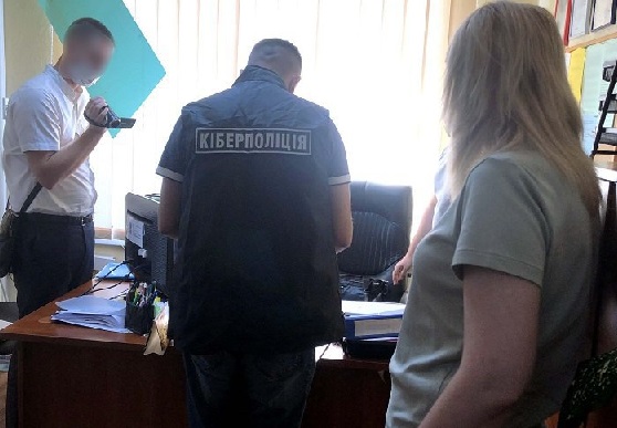 Співробітниця вишу на сайті знайомств видурила в жінки 600 тис. гривень