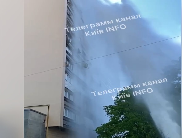 У центрі Києва прорвало трубопровід: фонтан сягає даху багатоповерхівок