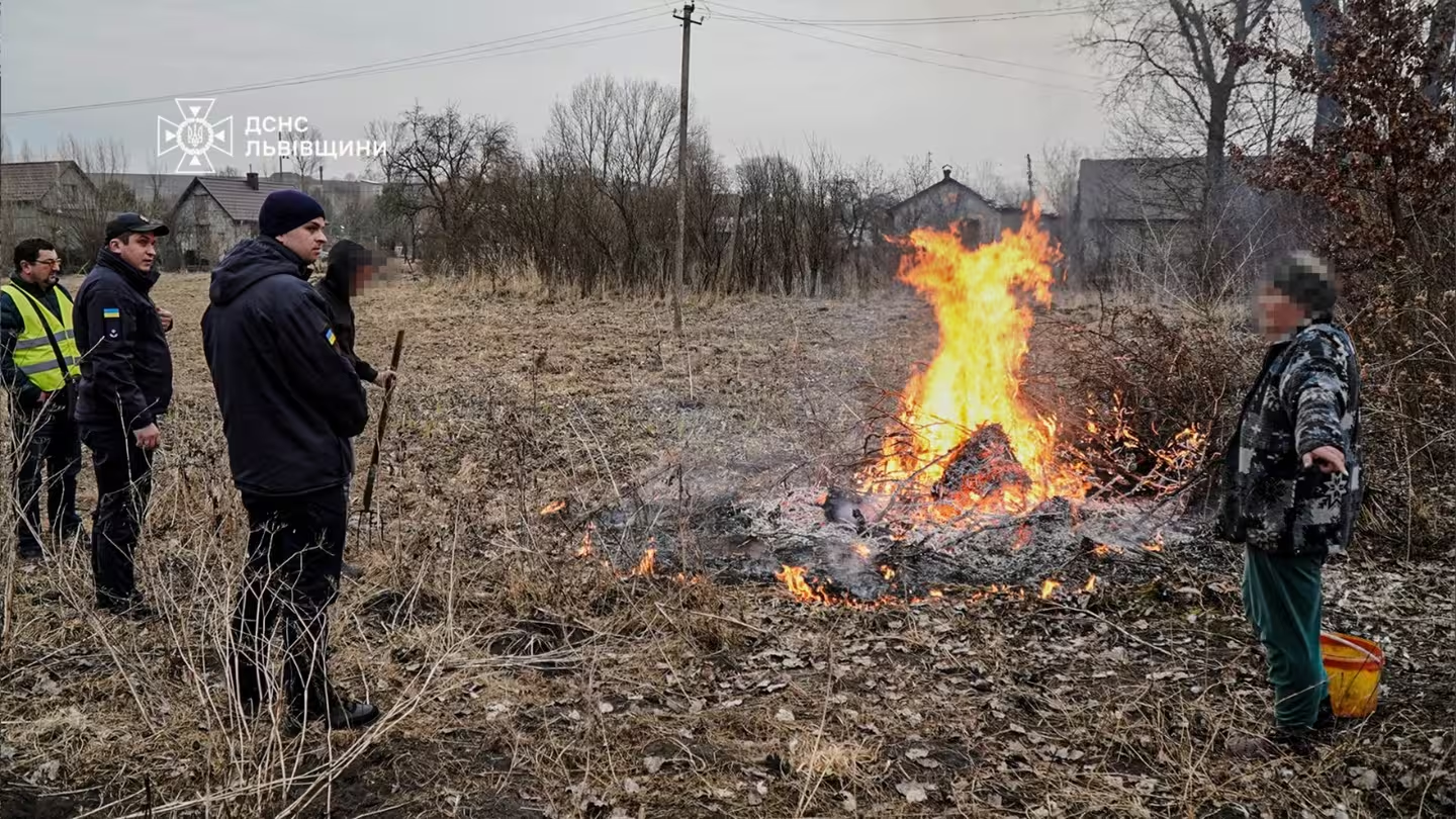 На Львівщині оштрафували паліїв сухої трави