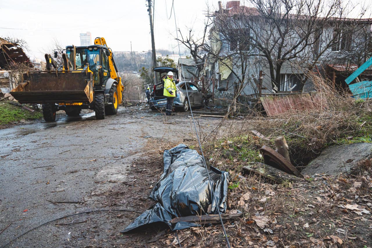 Рятувальники показали наслідки ракетного удару по Києву