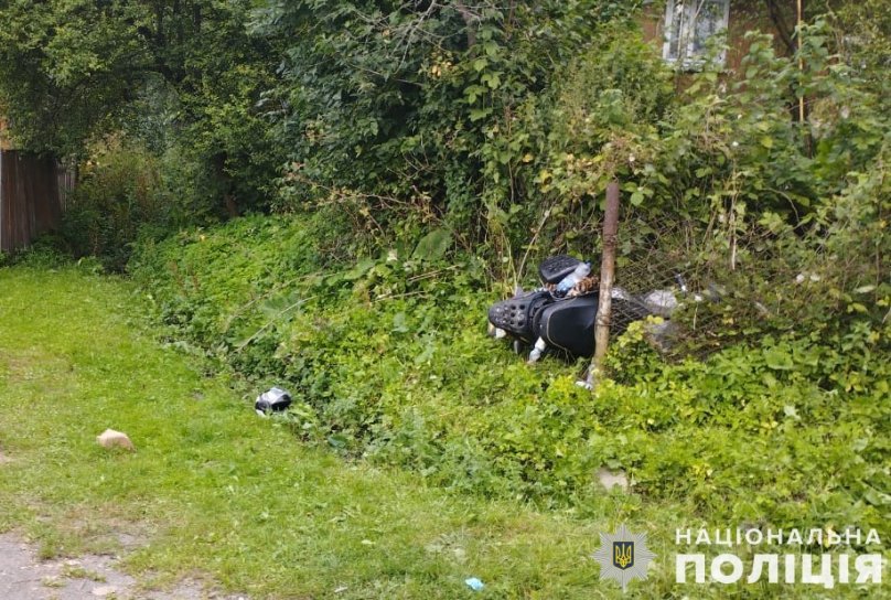 На Львівщині чоловік на мопеді збив молоду дівчину