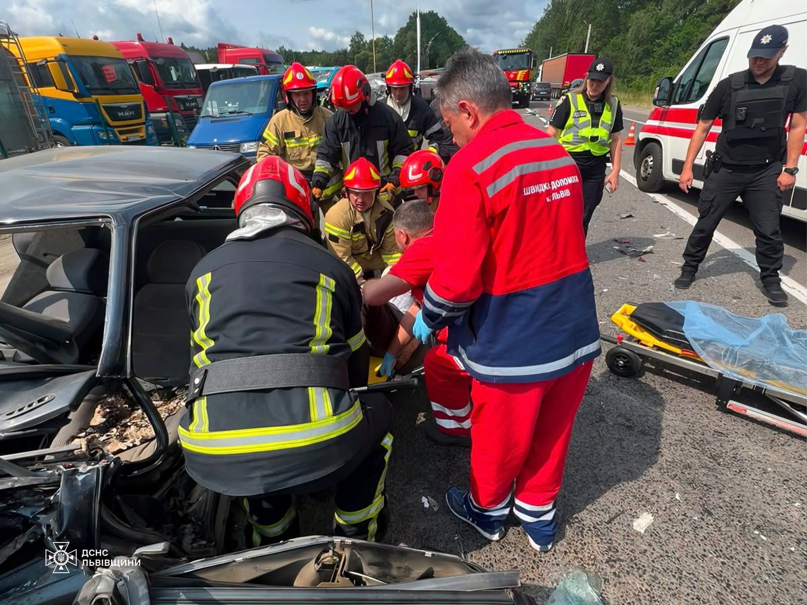 З'явилися нові фото з потрійної автотрощі на Львівщині