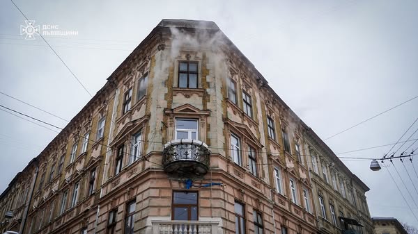 У Львові горіла квартира у багатоповерхівці: постраждали  чоловік і жінка (фото)
