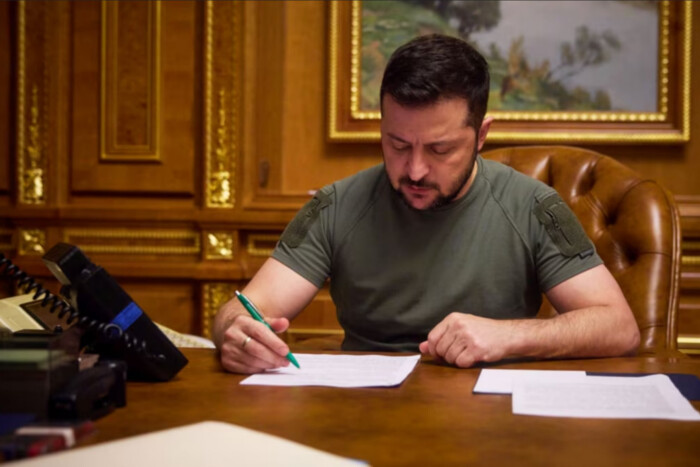 Зеленський вніс до Ради законопроєкти про продовження воєнного стану та мобілізації