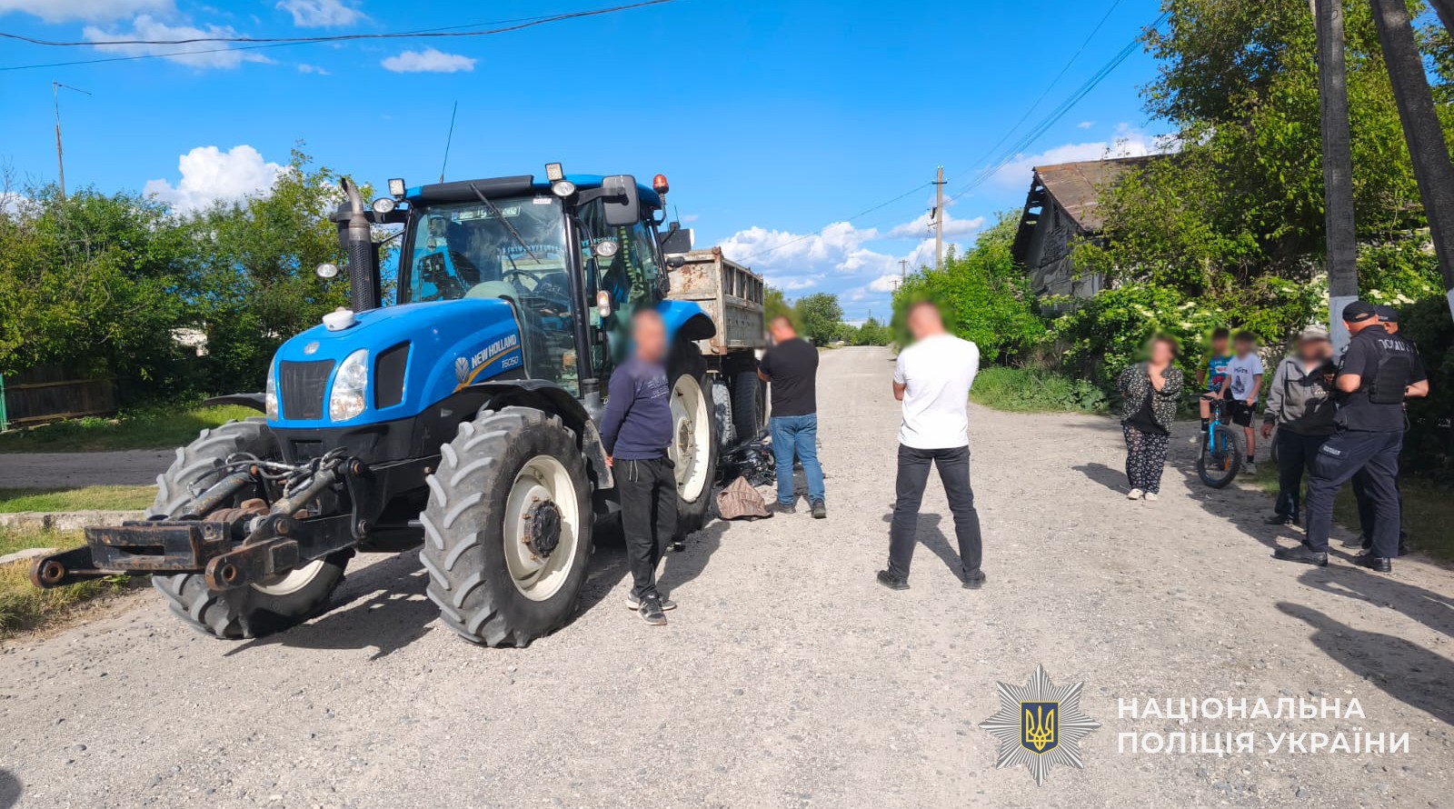 На Львівщині неповнолітній мотоцикліст влетів у трактор: фото з аварії
