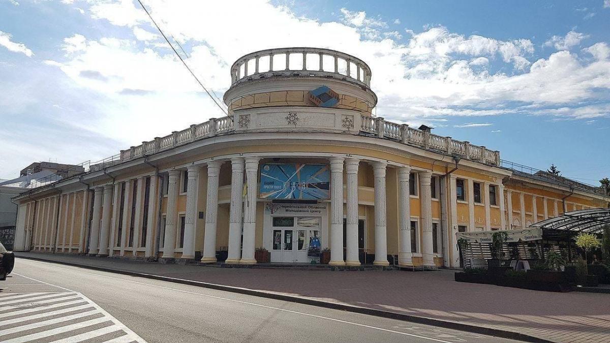 У Чернігові внаслідок ракетного удару зруйновано історичну будівлю