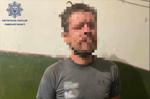 У Львові чоловік через вікно заліз у квартиру 96-річної бабусі та… заховався під ліжко