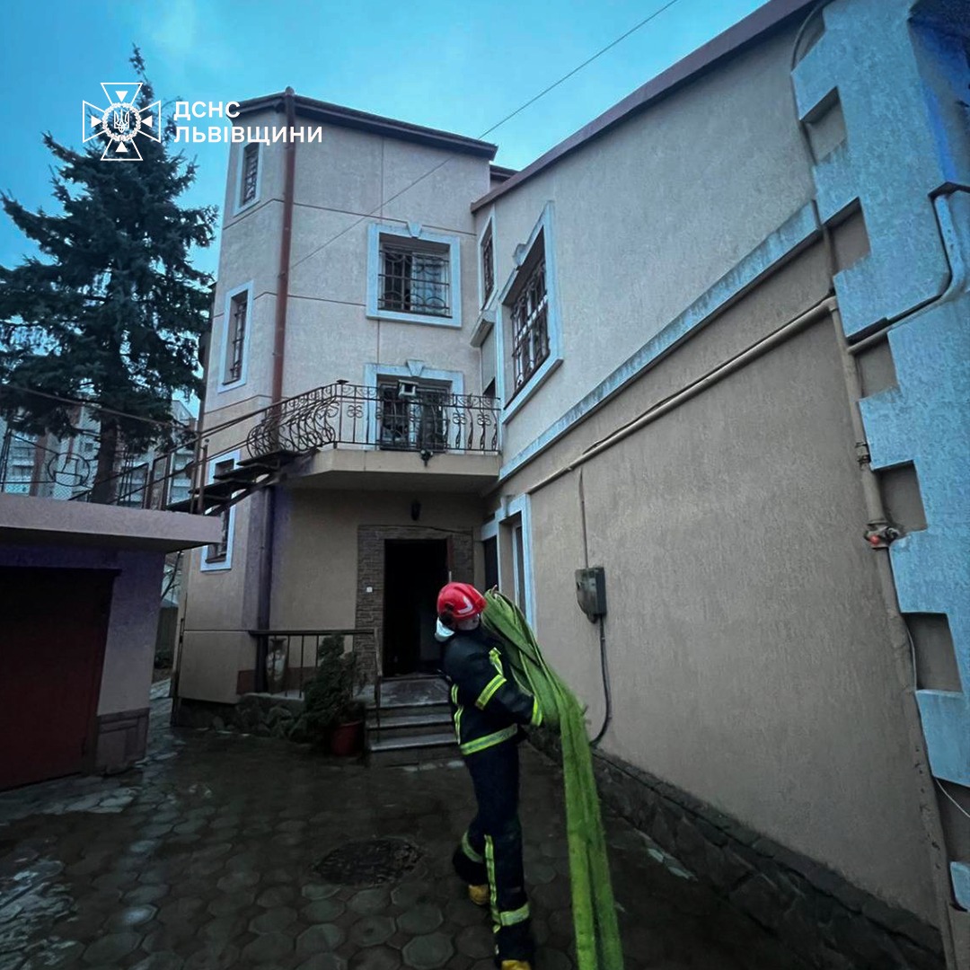 У Львові із задимленого будинку рятувальники врятували подружжя (фото)