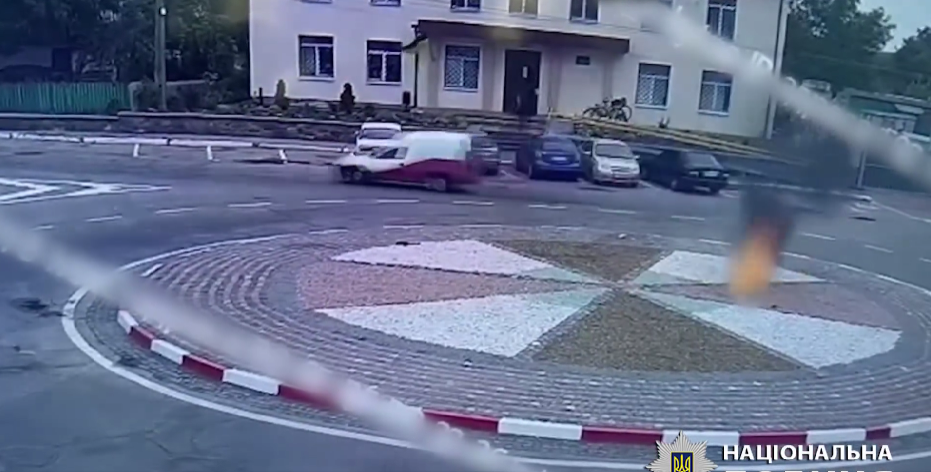 На Київщині жінка підпалила себе перед приміщенням суду. Відео