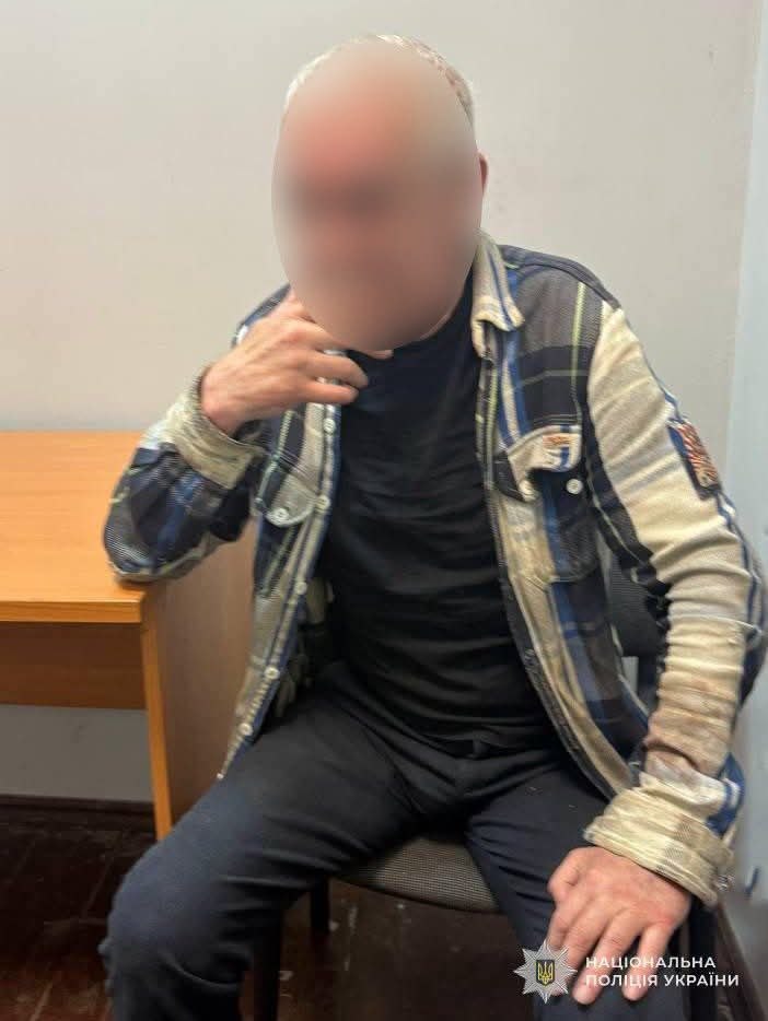У Львові пенсіонер побив палицею поліцейського: фото нападника і "зброї"