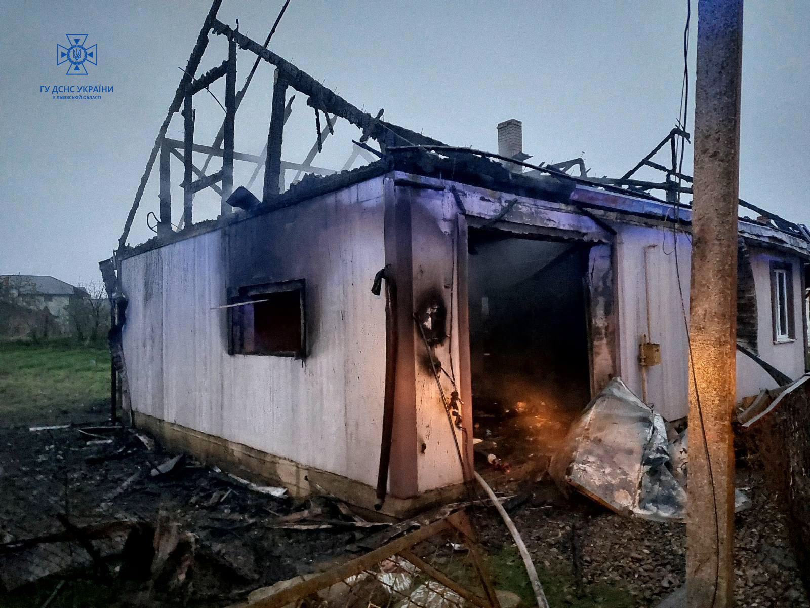 На Львівщині син врятував батька із палаючого будинку