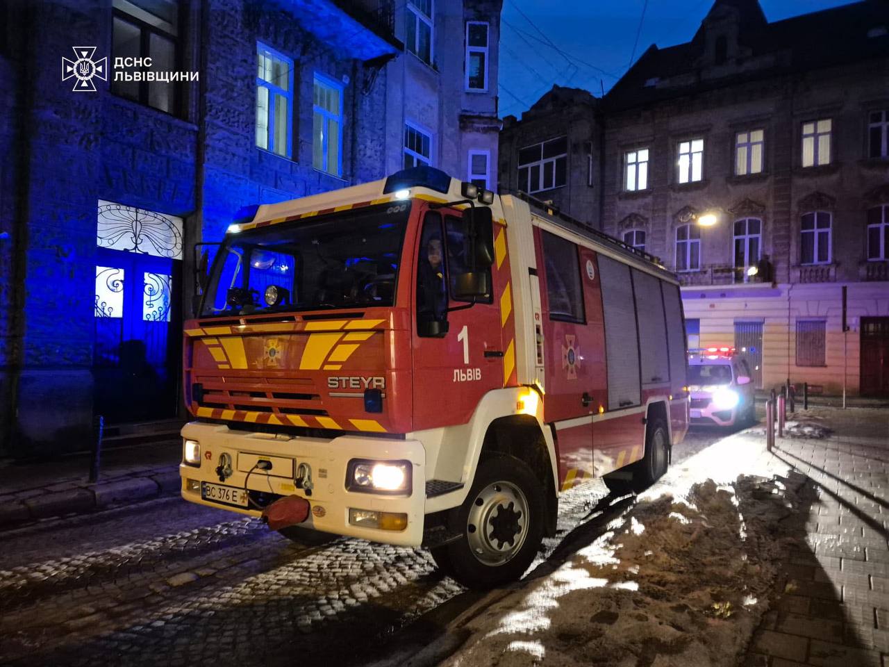 З'явилися фото з місця сьогоднішнього вибуху у центрі Львова