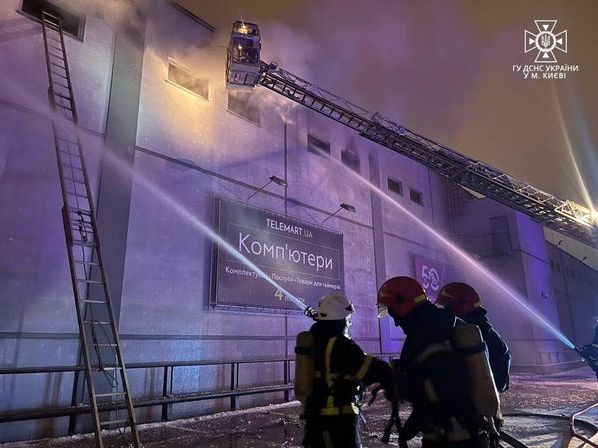 У Києві ліквідували пожежу в ТРЦ: троє постраждалих