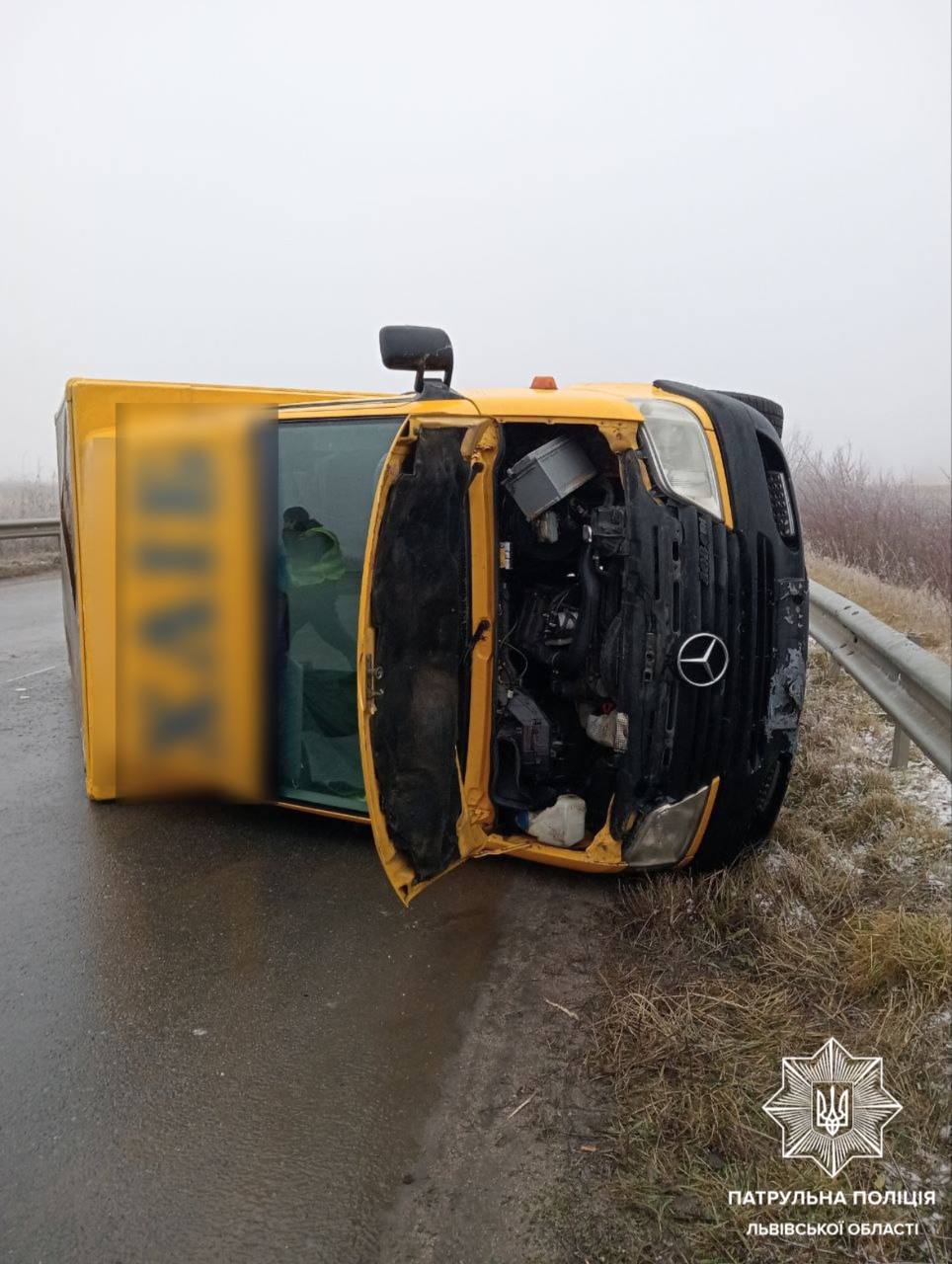 На обʼїзній міста Городок перекинулася вантажівка (фото)