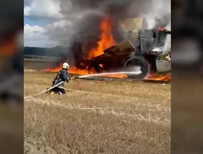 На Хмельниччині в полі згорів комбайн: з'явилося відео