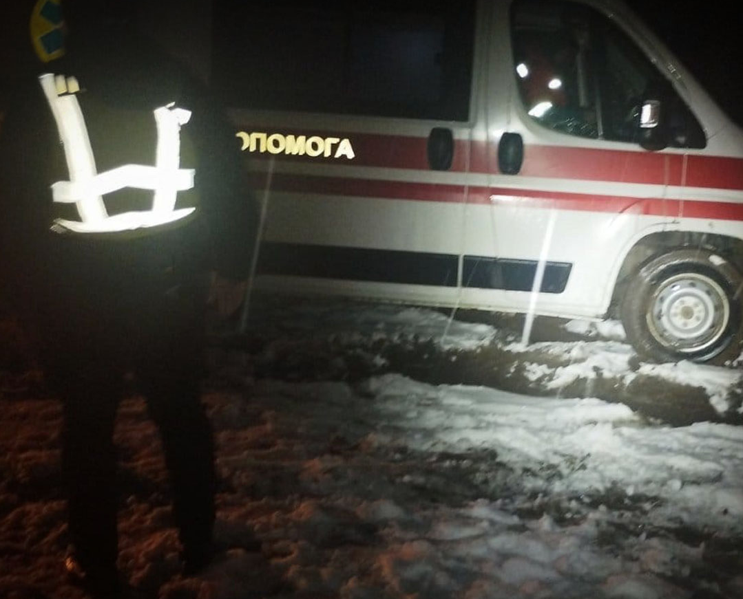 На Львівщині авто швидкої допомоги застрягло у кучугурах снігу (фото)