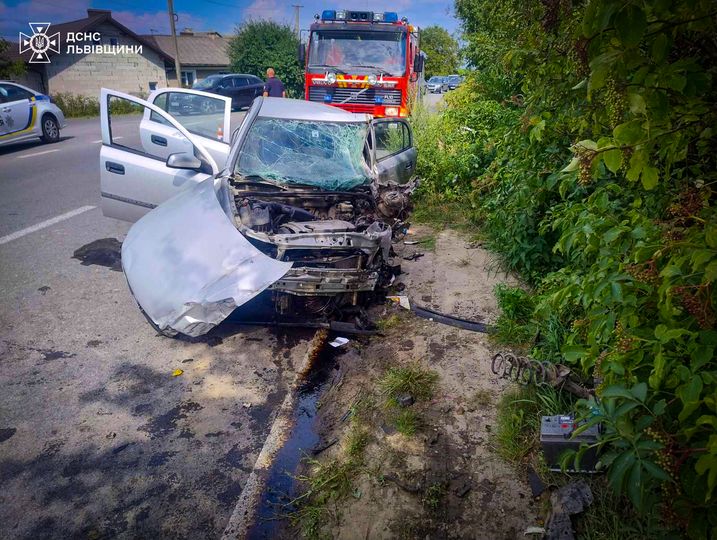 На Львівщині у ДТП чоловіка затиснуло в авто