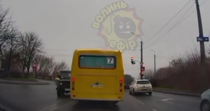 У Луцьку УАЗ протаранив маршрутку з людьми (відео)